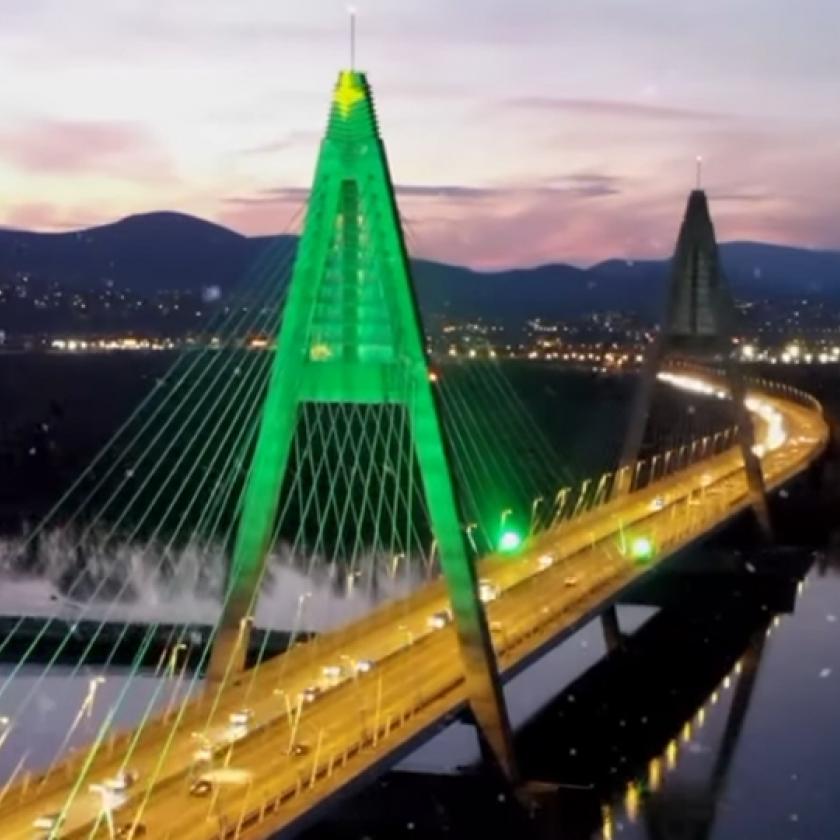 Ma este karácsonyfává változik a Megyeri híd