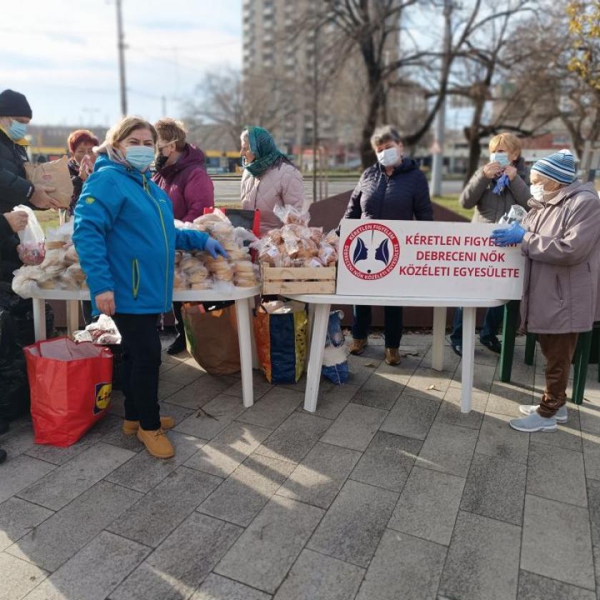 "Aki szegény, az a legszegényebb" - karácsonyi ételosztás "kéretlenül" Debrecenben 