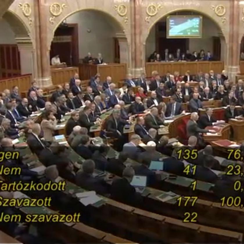 Simán megszavazta a Fidesz a budapesti választási rendszer átalakítását
