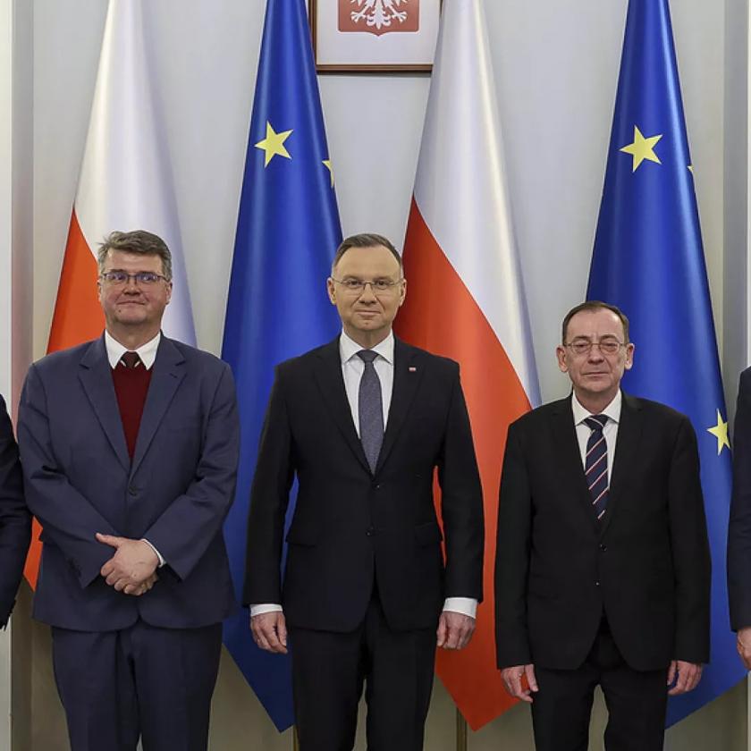 A lengyel elnök kihozta a börtönből a volt belügyminisztert és helyettesét