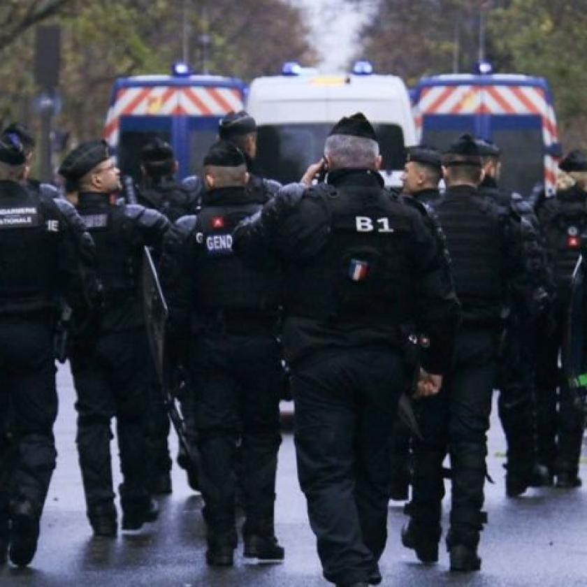 Betelt a pohár a francia rendőröknél: több százan tüntettek