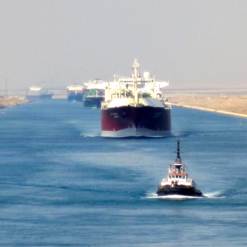 Késést és áremelkedést okozhatnak a fennakadások a Szuezi-csatorna forgalmában