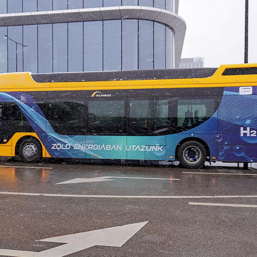 A jövő energiája a főváros vonzáskörzetében: hidrogén-üzemanyagcellás autóbuszt tesztel a HUMDA és a Volánbusz 