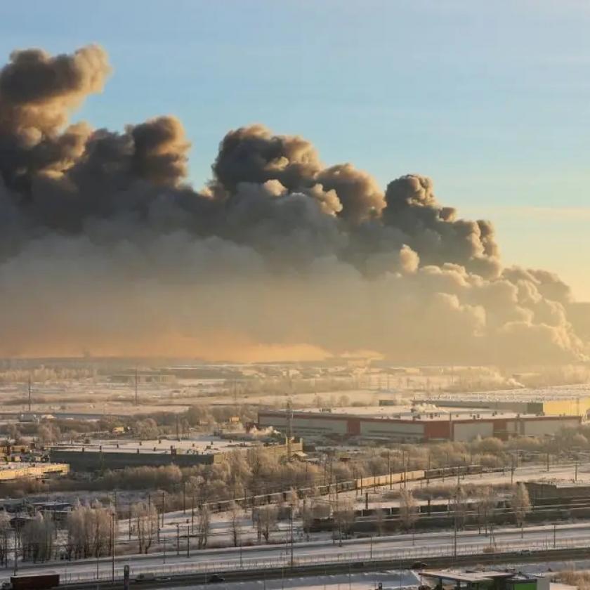 Hatalmas tűz ütött ki Szentpéterváron 