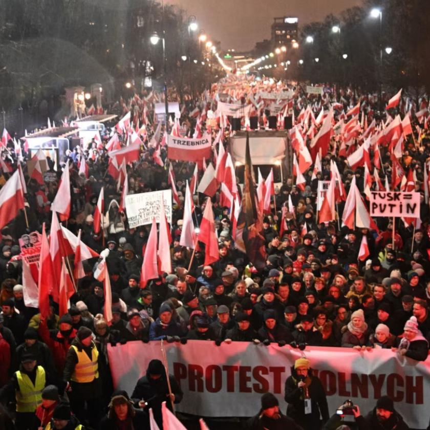 Tízezrek tüntettek csütörtök délután Varsóban 
