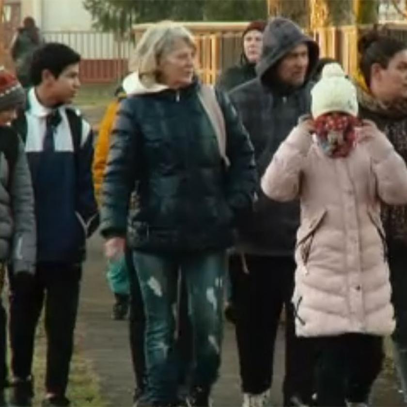 Naponta 7 kilométert gyalogolnak a gyerekek iskolába, iskolabuszért tüntettek a szülők Tiszavasváriban