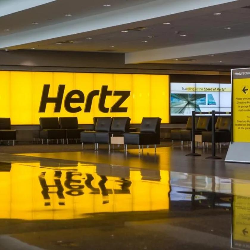 Hátat fordított a villanyautóknak a Hertz: 20 ezer elektromos járművet cserél benzinesre 