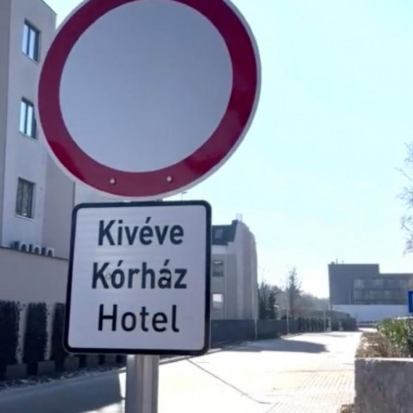 Sárváron lebontották a kórház hullaházát és a helyén egy Tiborcz-hotelhez vezető utat építettek
