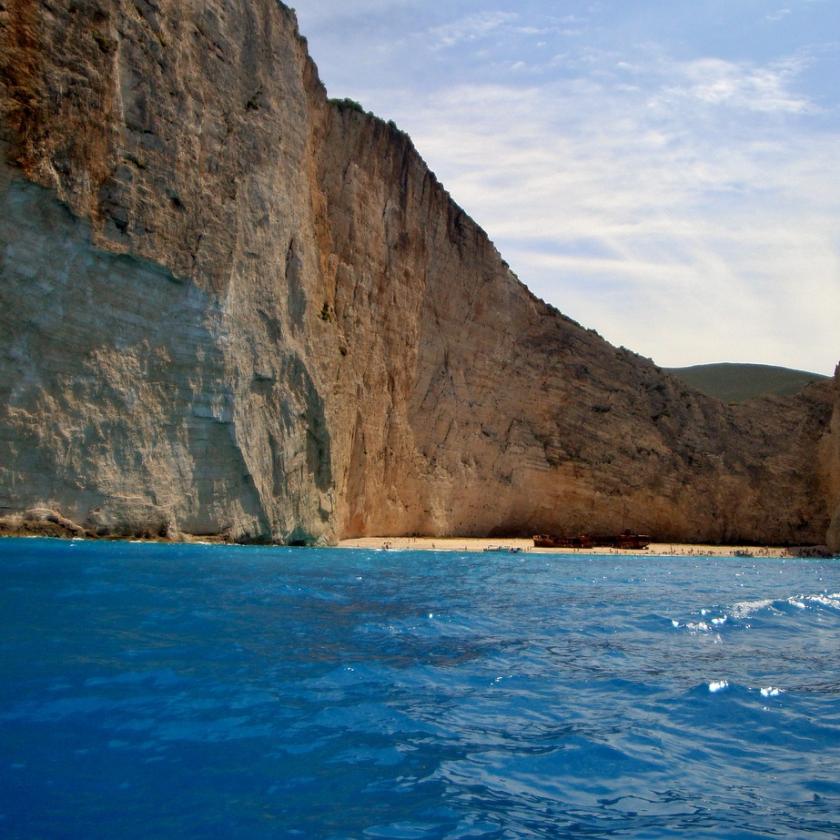 Elnyelheti a tenger a magyarok egyik kedvenc görög szigetének fő látványosságát 