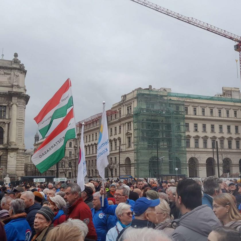 Sokan vannak a Kossuth téren, ellenzéki pártok tüntetnek