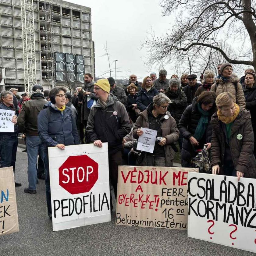 Novák Katalin lemondásáért tüntetnek a Belügyminisztérium előtt 