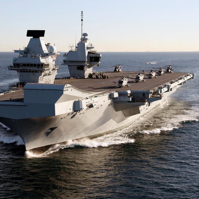Elromlott egy brit repülőgép-hordozó, nem tud részt venni a NATO tengeri manőverén