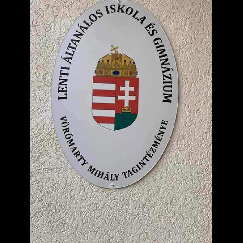 Áltanálos iskola – hirdeti egy lenti suli névtáblája, amire Vörösmarty nevét se sikerült hiba nélkül ráírni 