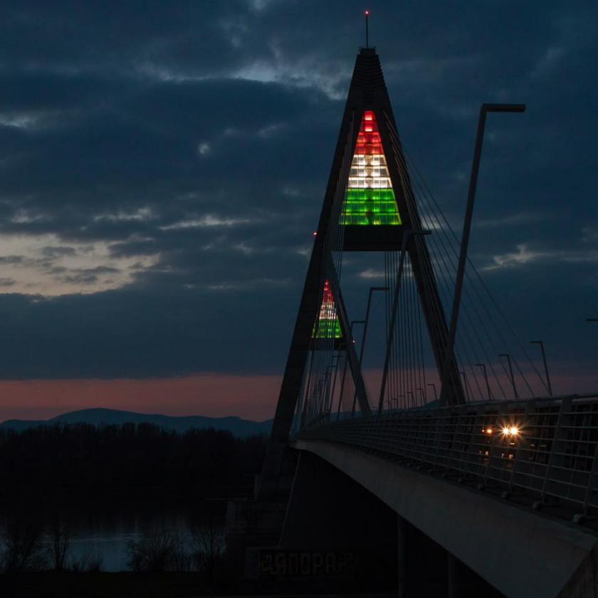 Március 15-e alkalmából idén először a Megyeri híd nemzeti színekbe öltözik
