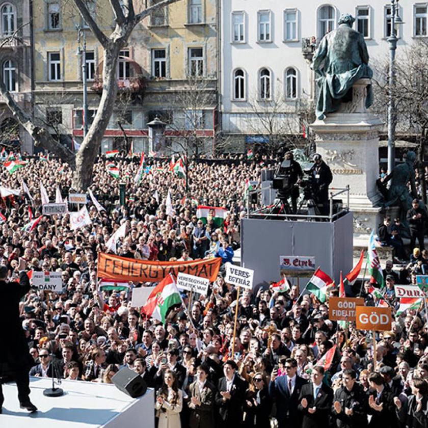 Tükröt tartott Orbánnak, megütötték a tiltakozót