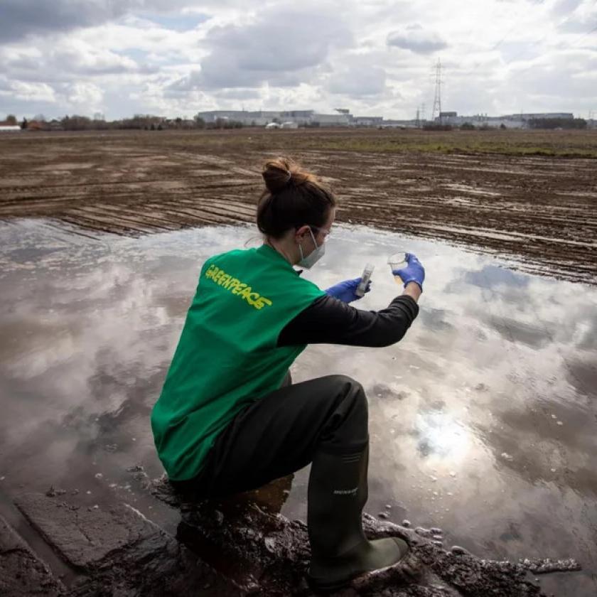Jelentős mennyiségben talált káros oldószert a Greenpeace a Gödön kiömlött szennyvízben