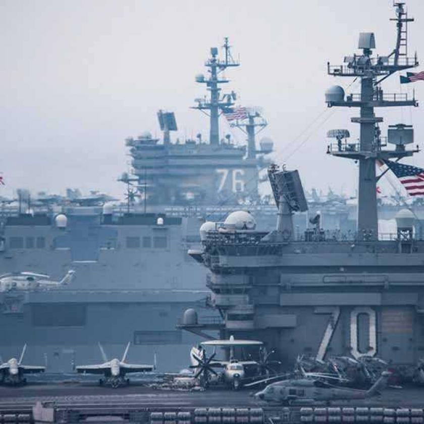 Bajban az amerikai hadiipar, a világ egyik legnagyobb katonai hatalma siethet a segítségükre