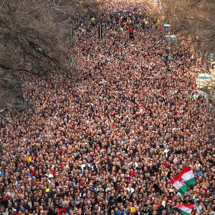 Tízezrek készülnek, Angliától Ausztriáig jönni fognak emberek Magyar Péter szombati tüntetésére