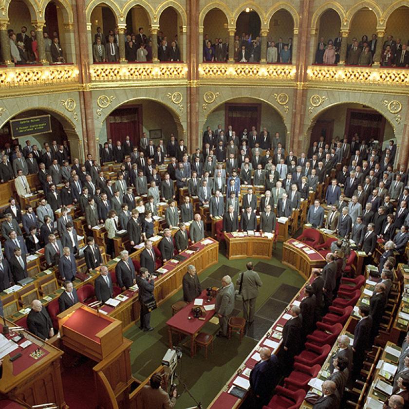 A háborús veszélyhelyzet meghosszabbításáról tárgyal a parlament 