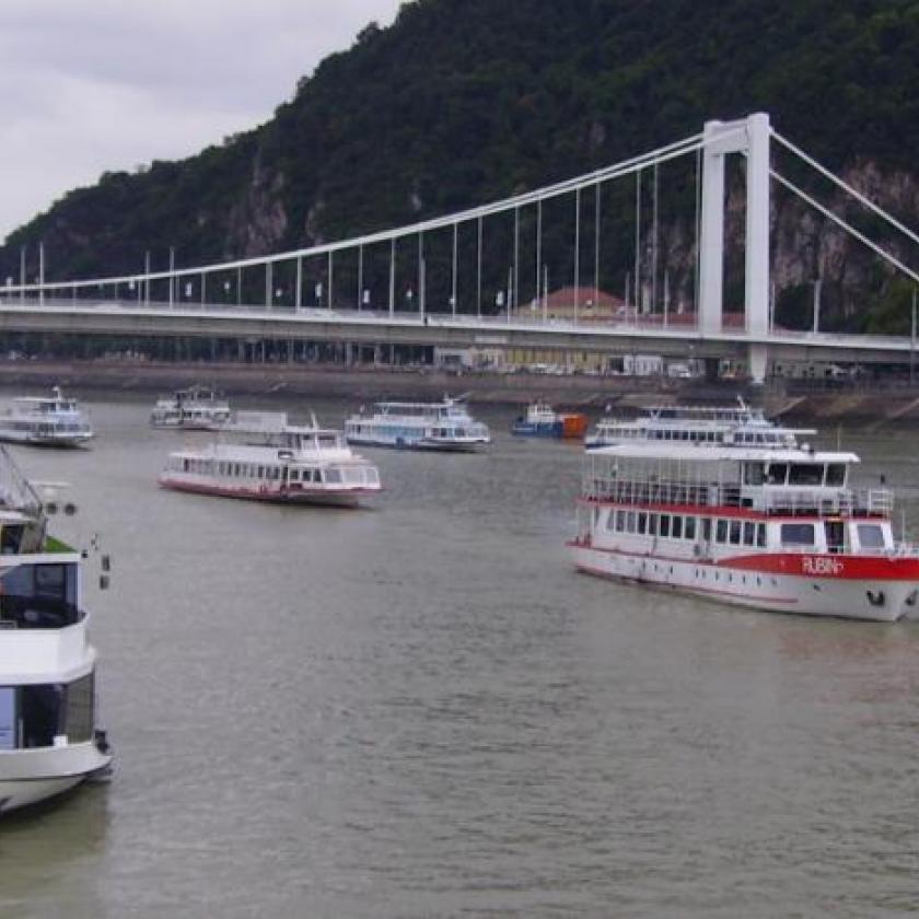 Hajókkal tüntettek Budapesten