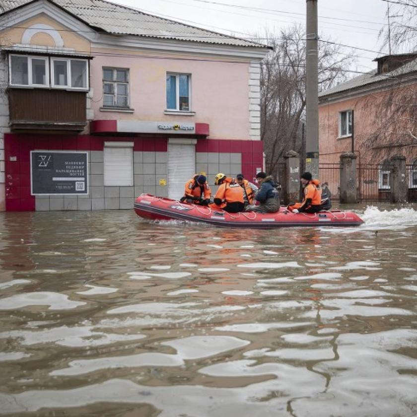 Kinevették Putyin miniszterét a víz alá került városban 