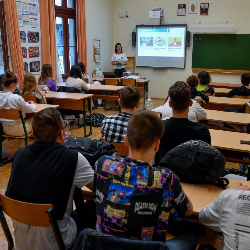 Radó Péter: Folyamatosan zajlik az oktatás funkcionális leépülése Magyarországon