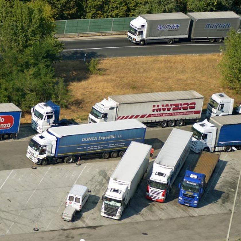 Zúdulhatnak a kamionok Budapestre, az Orbán-kormány a főváros felé tereli a teherautókat 