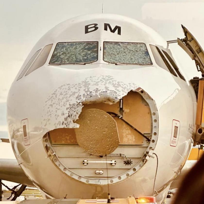 Szinte teljesen eltűnt egy jégesőben landoló repülőgép orra a bécsi repülőtéren 