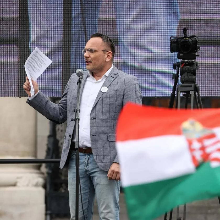 Meggyanúsították a Magyar Péter tüntetésén szónokoló szigetszentmiklósi polgármestert