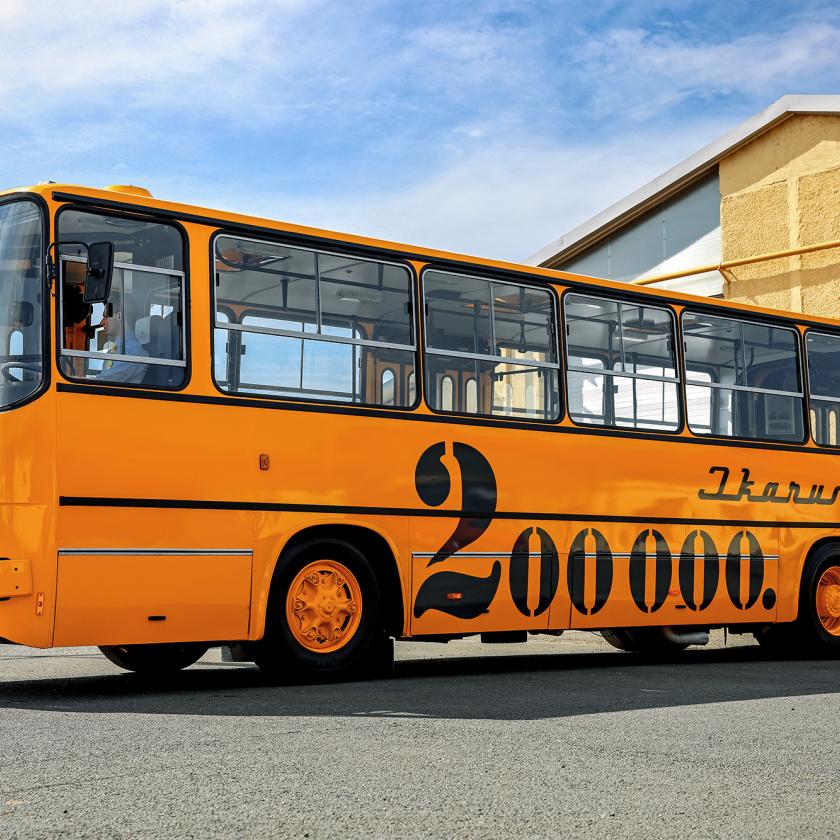 Újabb legendás járművek és győztes buszdekoráció az idei Volánbusz-retrónapon 