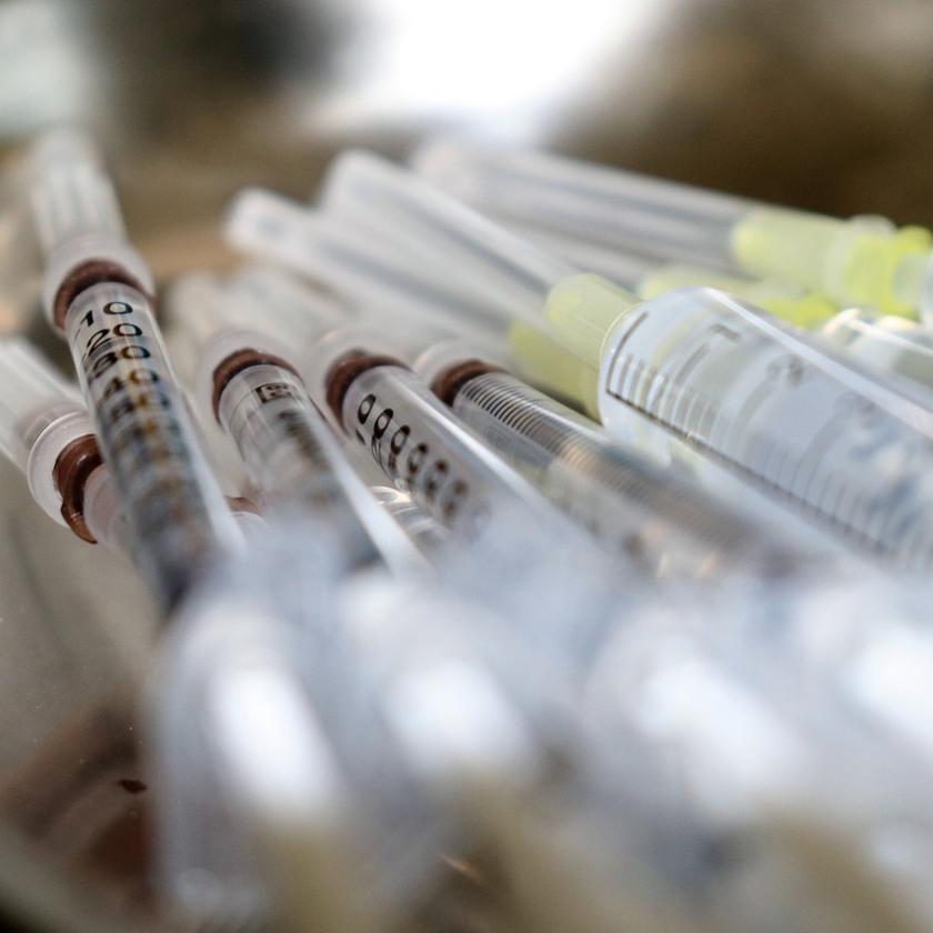 Nagyon gyorsan terjed a fertőző betegség Magyarországon, megszólalt a hatóság a felnőtteknek szánt vakcináról