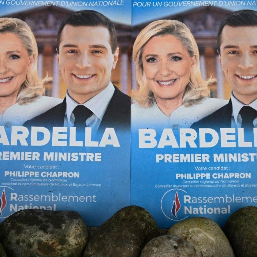 Tömegével lépnek vissza a francia képviselőjelöltek, hogy megelőzzék a Le Pen-féle földindulást