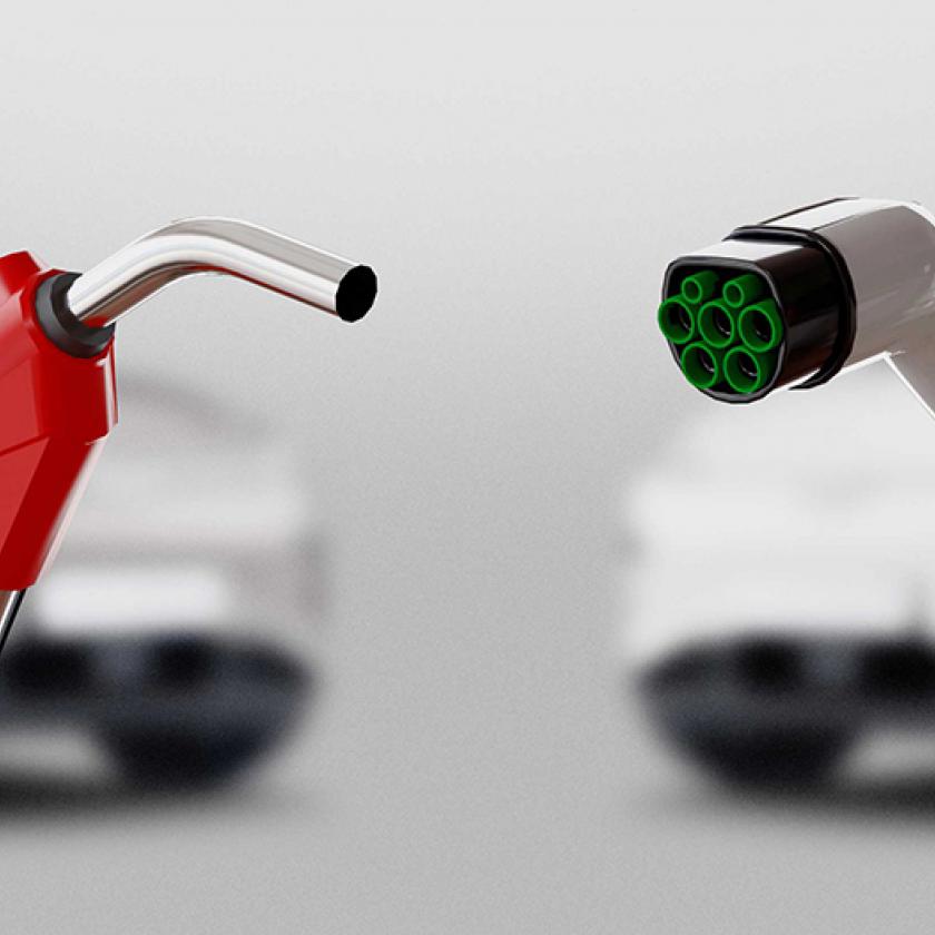 Nagy autóipari hátraarc: az elektromos helyett mégis a belső égésű motoroké a jövő?