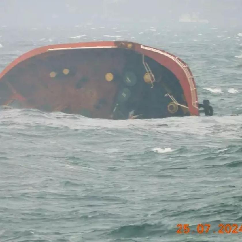 Elsüllyedt egy tartályhajó, több kilométeren keresztül húzza maga után az olajat