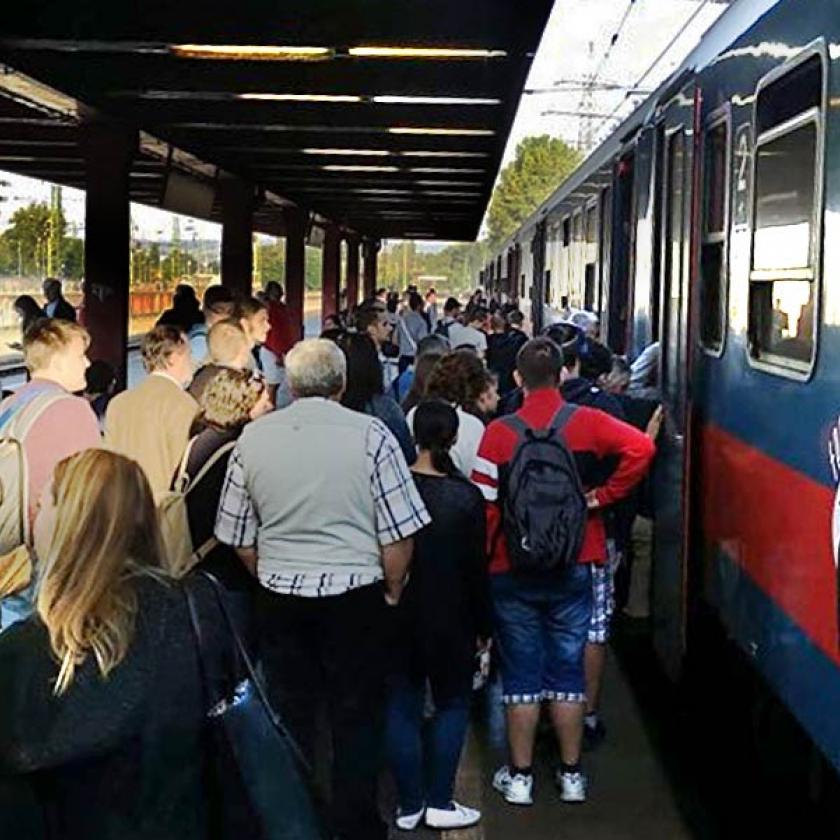 Az Orbán-kormány nem érti, hogy az olcsó bérlet mellé korszerű vasúti közlekedést kellene adni 