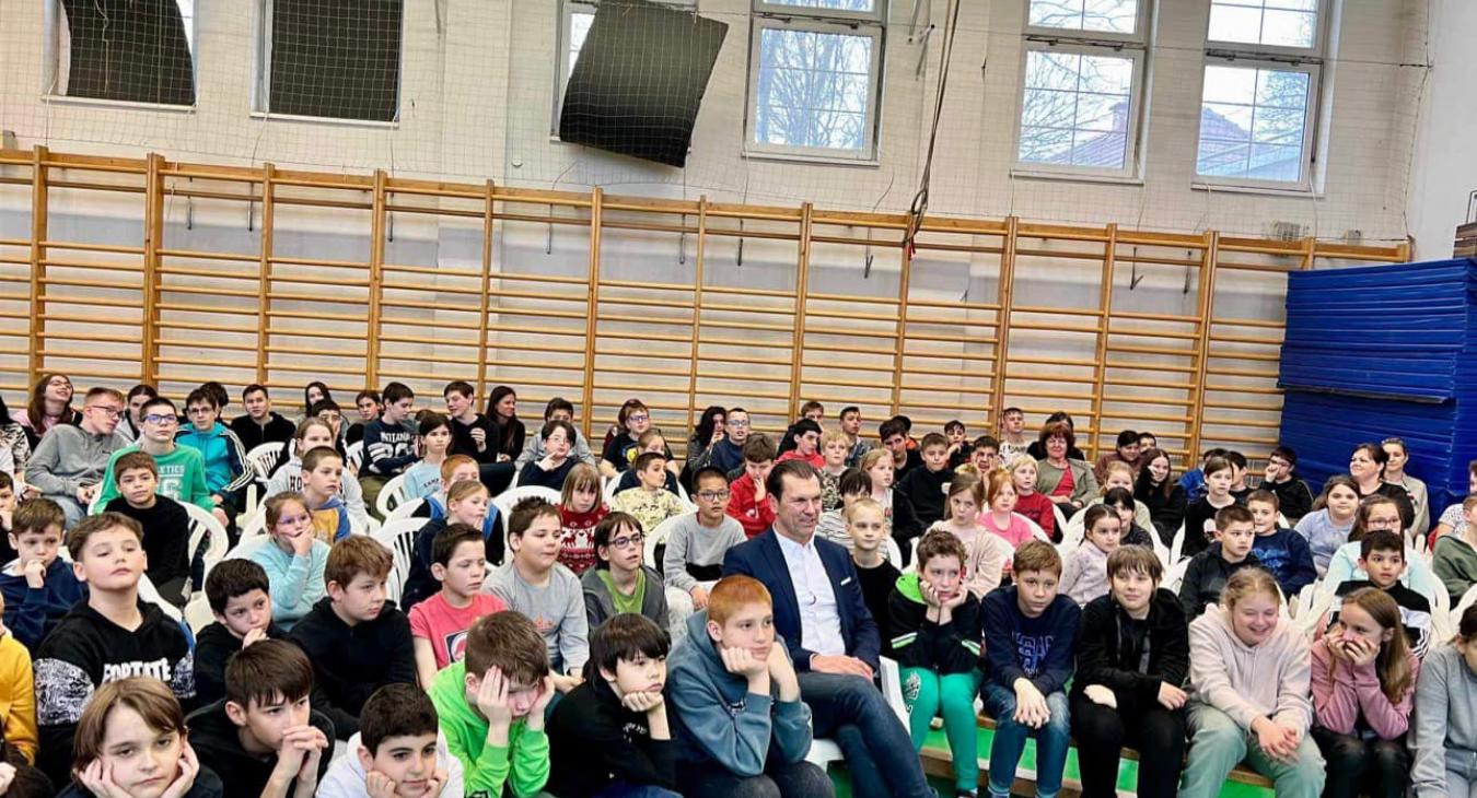Iskolás gyerekekről osztott meg fotókat a DK és a Momentum politikusa