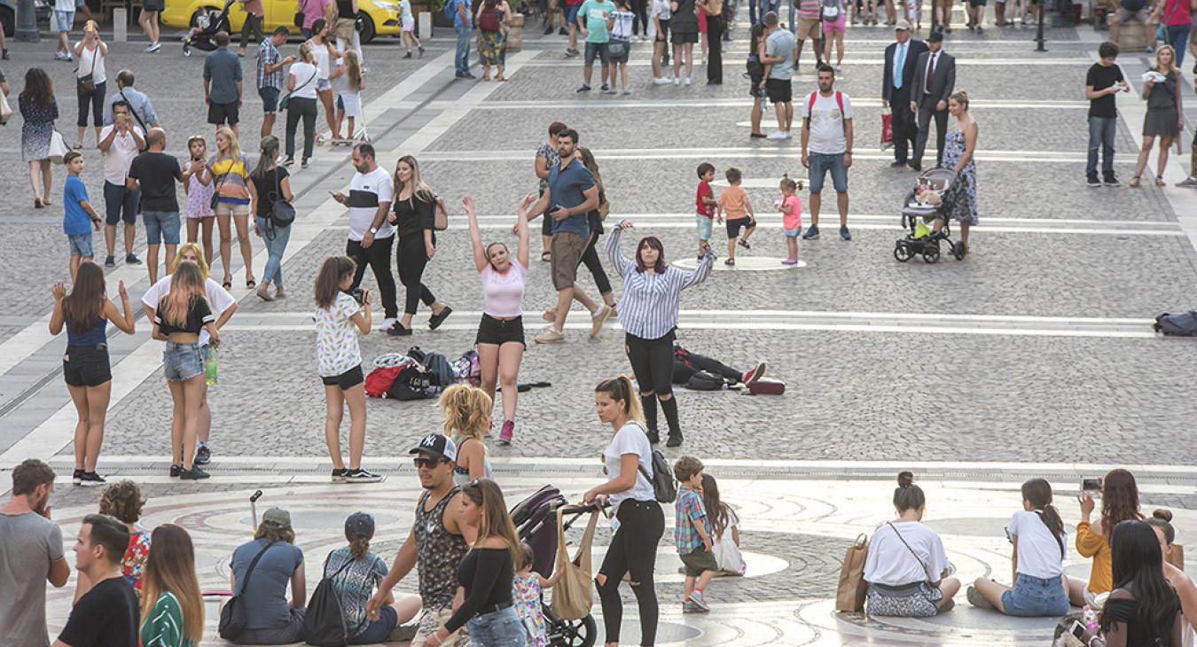 A fiatalok szeretnek a fővárosban élni, de a családalapítást egyharmaduk már külföldön tervezi