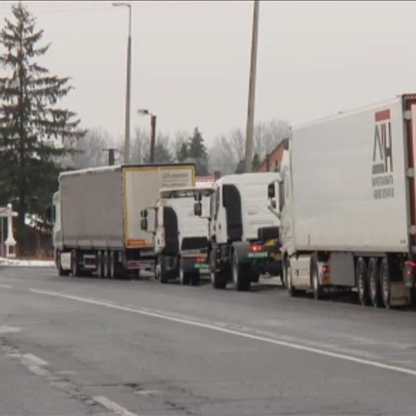 Ezer kamion vesztegel Záhonynál a szlovák és a lengyel blokád miatt 