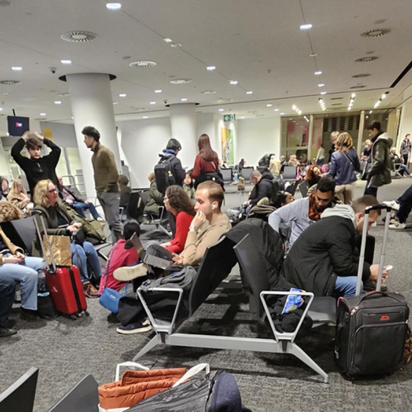 Tragikomédiába illő jelenetekkel tűzdelt 17 órát éltek át a Wizz Air utasai 