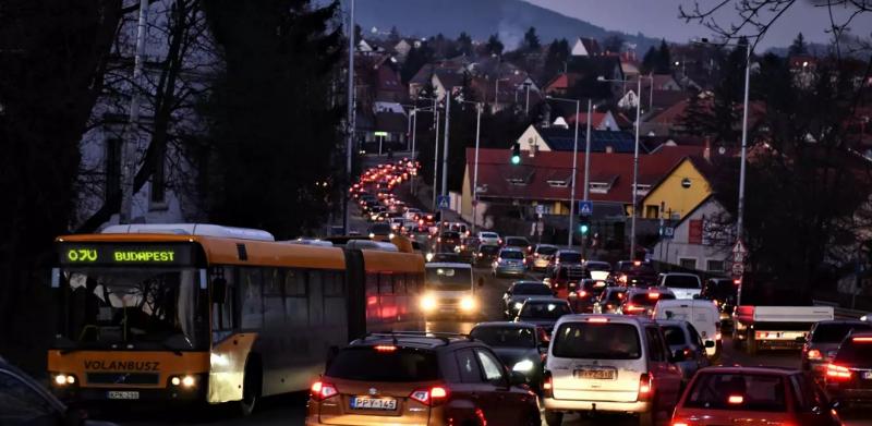 Totális közlekedési káosz fenyegeti a Dunakanyart, lépett a minisztérium