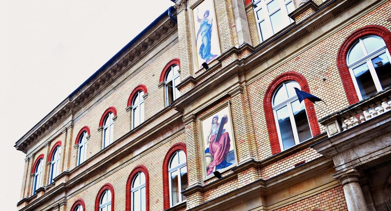 Az ország egyik legjobb középiskolája a Facebookon keres szaktanárokat