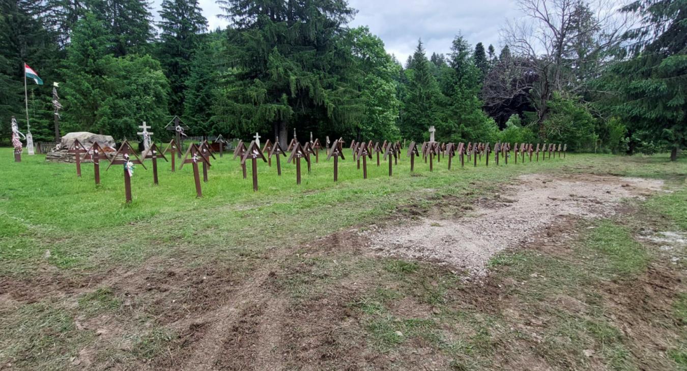 Lebontották az úzvölgyi temetőben illegálisan felállított betonkereszteket