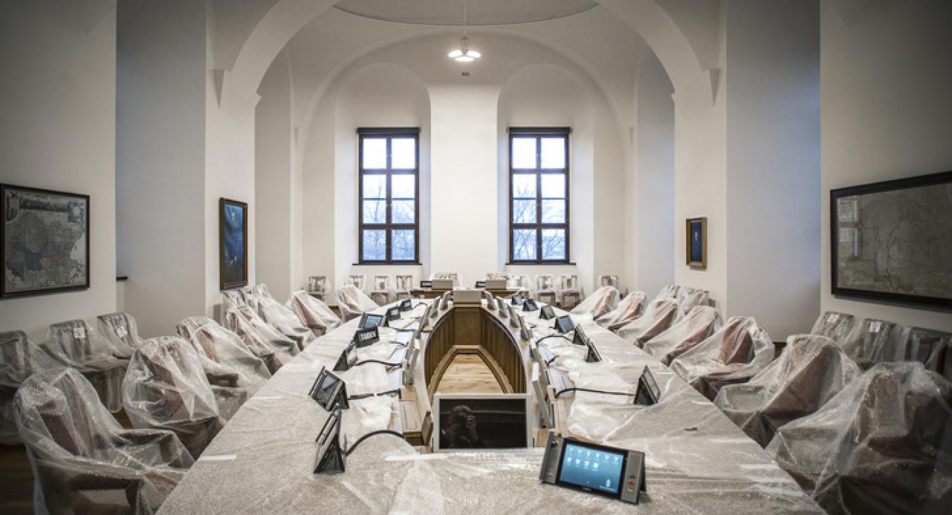 A Kreml megreccsent, a Karmelita elnémult