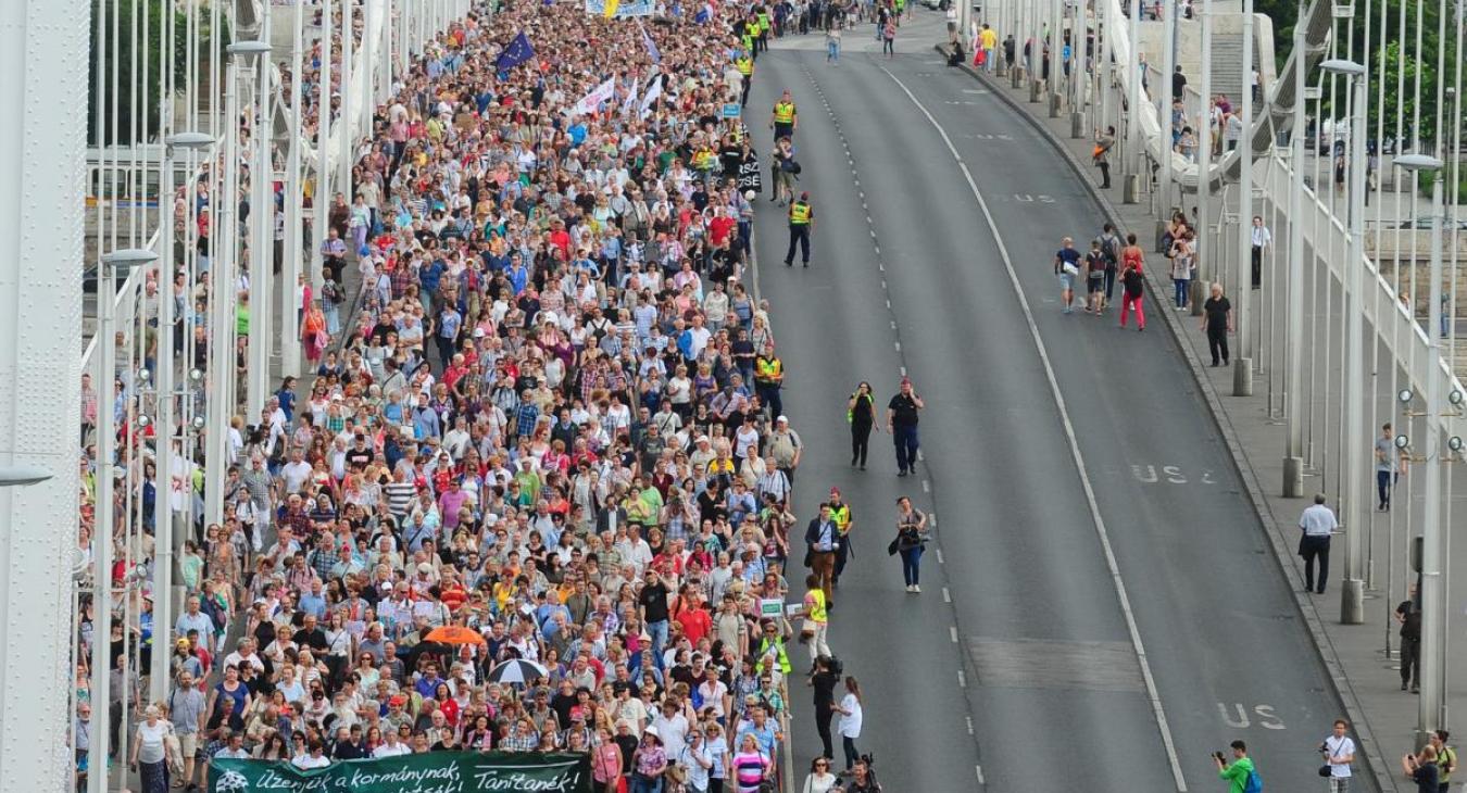 Totyik Tamás: Kétharmados törvénybe betonozza a kormány a státusztörvényt