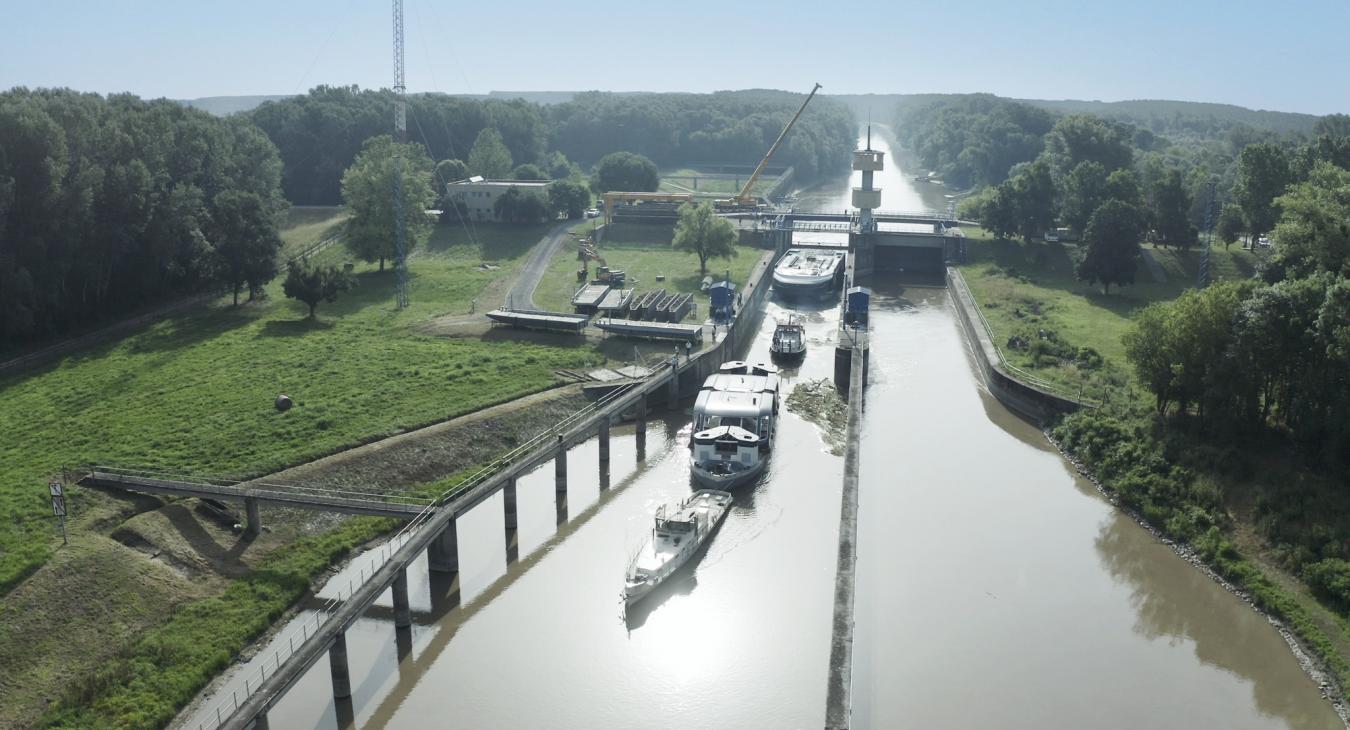 Lenyűgöző képeken a Sión manőverező flotta