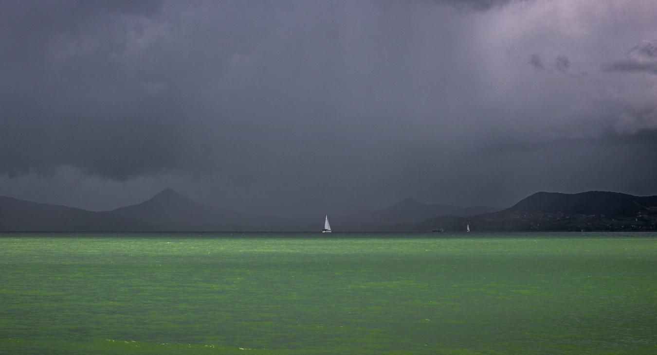 Lélegzetelállító fotókon a viharos Balaton 