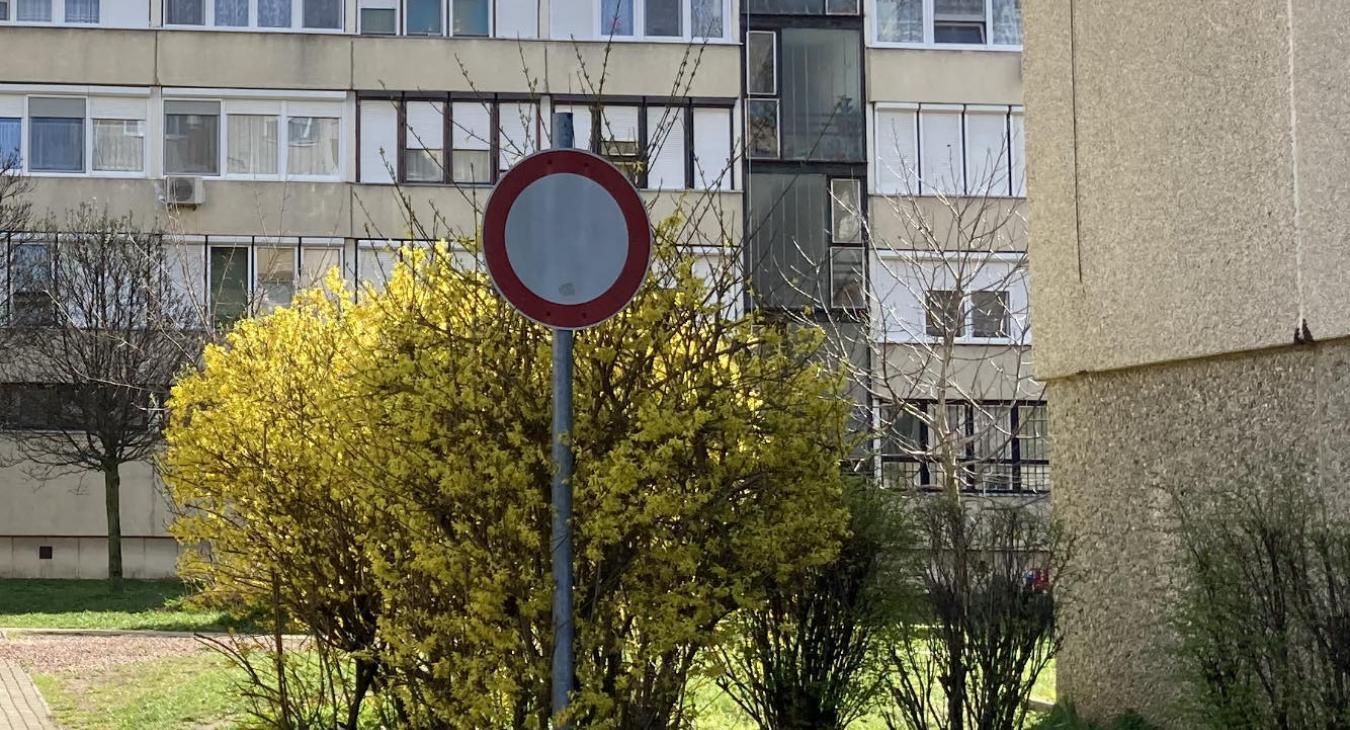 Milyen alakú a behajtani tilos tábla és mennyire büntetnek érte?