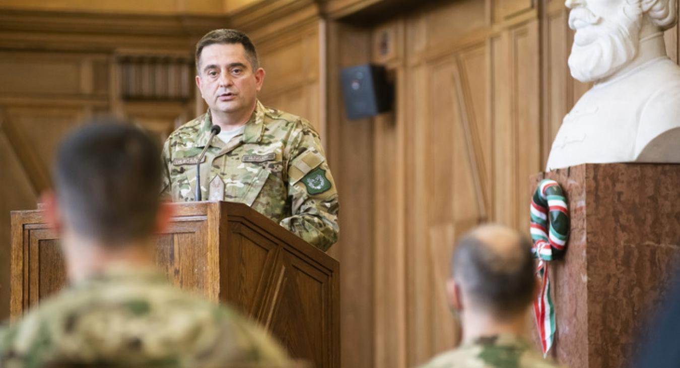 Kötelező munkaidőben fegyvert viselniük a katonáknak