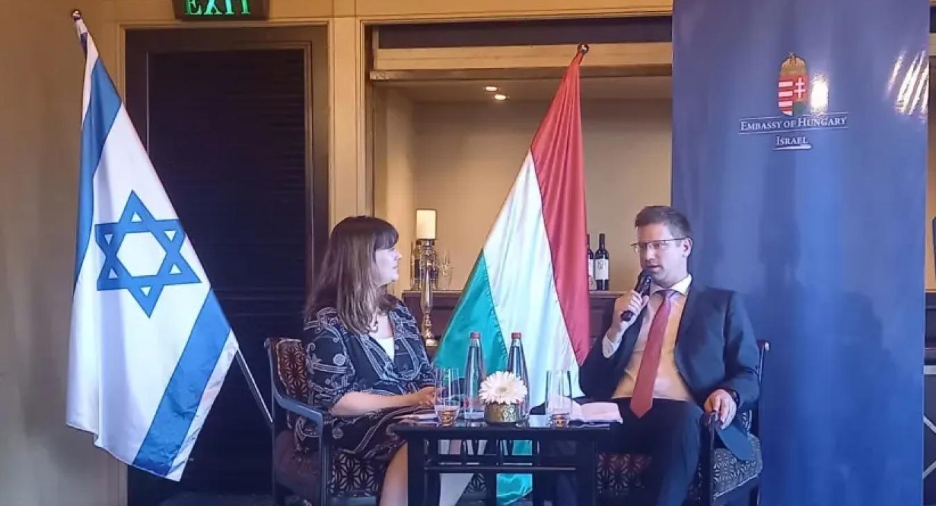 Kínos: Tüntetők fogadták Gulyás Gergelyt Jeruzsálemben 