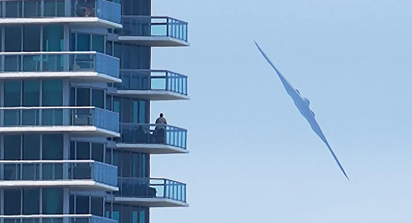 Strandolók fölé lopakodott egy B-2-es - VIDEÓ